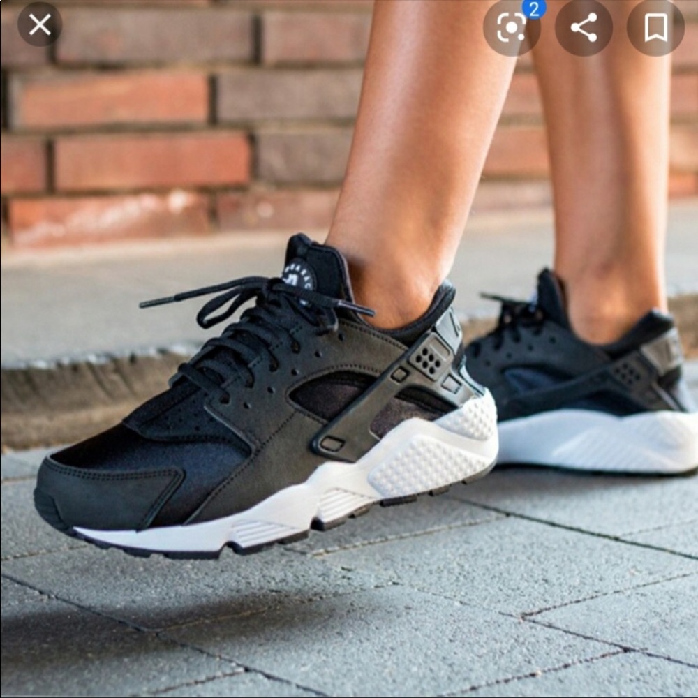 Sold ‼️NWT ❤️ Nike Huarache Run Black/ White 6.5W - Picture 4 of 6